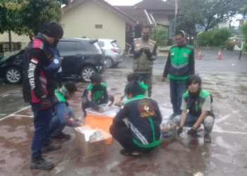 Komunitas Ojol Lintas Raya PLP Curug Tangerang dan LSM GMBI Bagi – bagikan Takjil