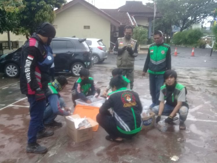 Komunitas Ojol Lintas Raya PLP Curug Tangerang dan LSM GMBI Bagi – bagikan Takjil