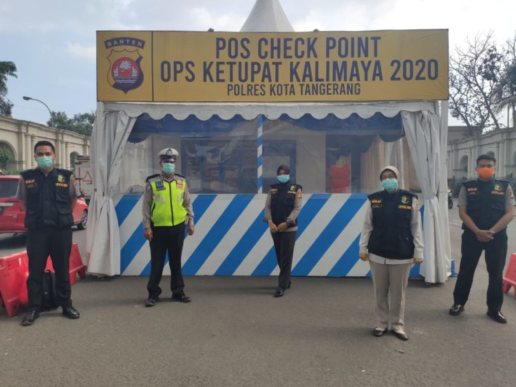 Lakukan Patroli Kesehatan, Biddokes Polda Banten Bagikan Vitamin Kepada Personel Yang Jaga