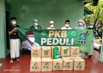 Masyarakat Yang Terdampak Covid-19 Dan Para Guru Ngaji Serta Santri Mendapatkan Bantuan Sembako Dari PKB Kota Tangerang 