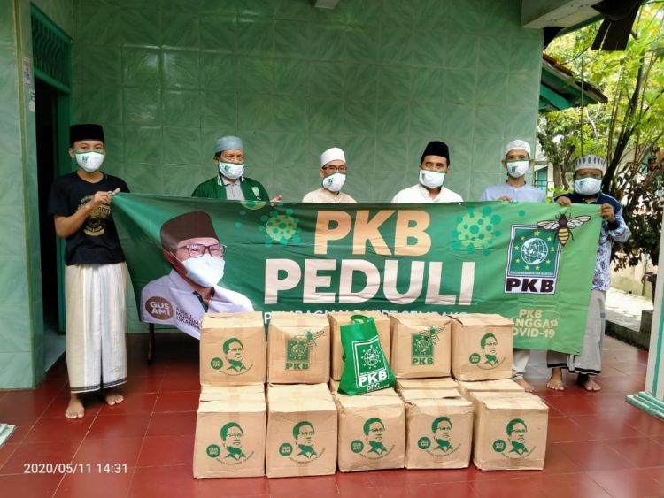 Masyarakat Yang Terdampak Covid-19 Dan Para Guru Ngaji Serta Santri Mendapatkan Bantuan Sembako Dari PKB Kota Tangerang 