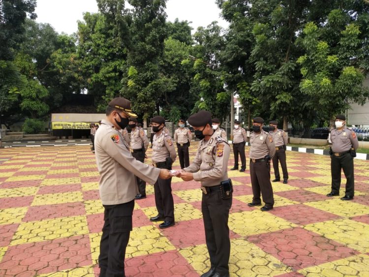 Kapolres Purwakarta AKBP Indra Setiawan Bagikan Masker Demi Terciptanya Kondusifitas Dalam Menjalankan Tugas Para Anggotanya