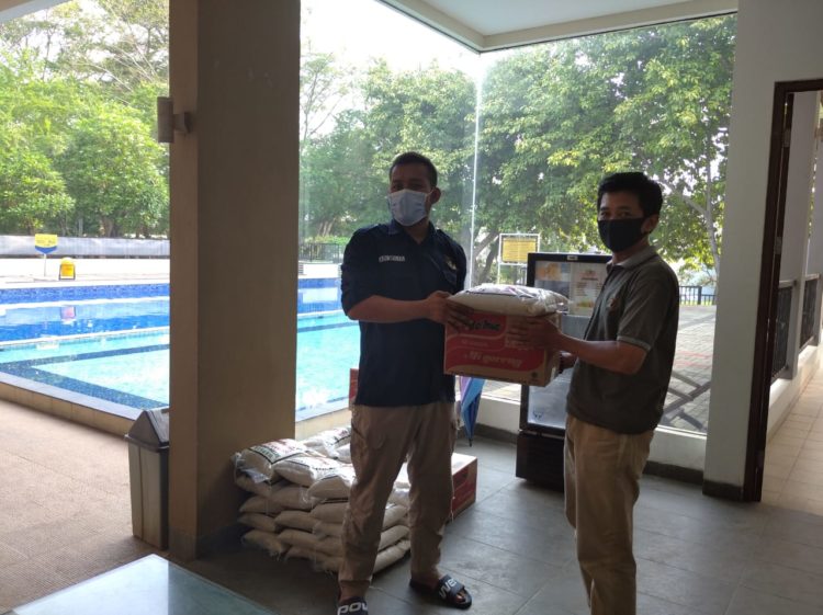Perumahan De Latinos Melalui Asda III, Serahkan Sembako Ke Jurnalis Tangerang Raya