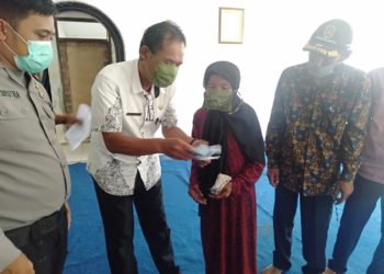 Transparansi Bansos Pemerintah Kabupaten Purwakarta Dampak Covid-19, Kepala Desa Parung Banteng Umumkan Penerima Bantuan ke Publik