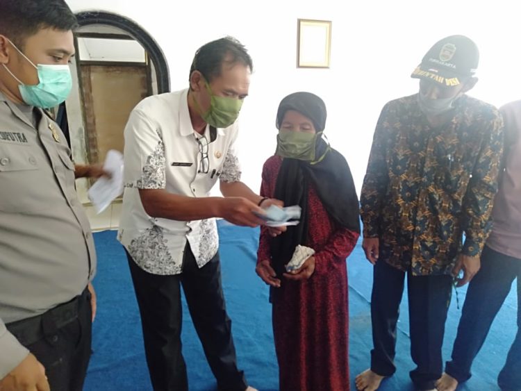Transparansi Bansos Pemerintah Kabupaten Purwakarta Dampak Covid-19, Kepala Desa Parung Banteng Umumkan Penerima Bantuan ke Publik