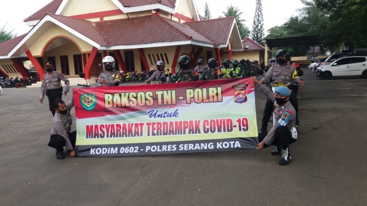 Jajaran Polres Serang Kota Dan Unsur TNI Dari Kodim 0602 Serang Adakan Baksos untuk Masyarakat Terdampak Covid 19