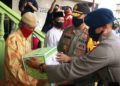 Personil Polda Sumsel Menyalurkan Bantuan Dalam Rangka Kegiatan Gerarakan Bakti Sosial Polri Peduli Covid 19 Dimapolda Sumsel