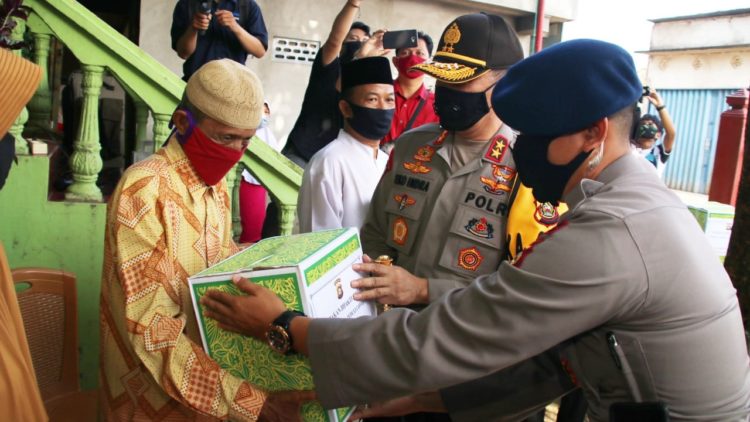 Personil Polda Sumsel Menyalurkan Bantuan Dalam Rangka Kegiatan Gerarakan Bakti Sosial Polri Peduli Covid 19 Dimapolda Sumsel