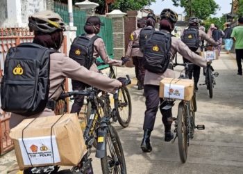 Unik Sekali Polres Purwakarta Menyaluran Bantuan Bagi Masyarakat Terdampak Covid-19 Ke Sejumlah Lokasi Yang Berbeda Dengan Menggunakan Sepedah