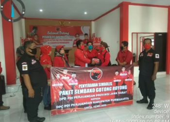 Ketua PDI-P Purwakarta H.Sutisna SH.MH Bagikan Secara Simbolis Paket Sembako Kepada Pengurus DPC Dan Ranting Purwakarta