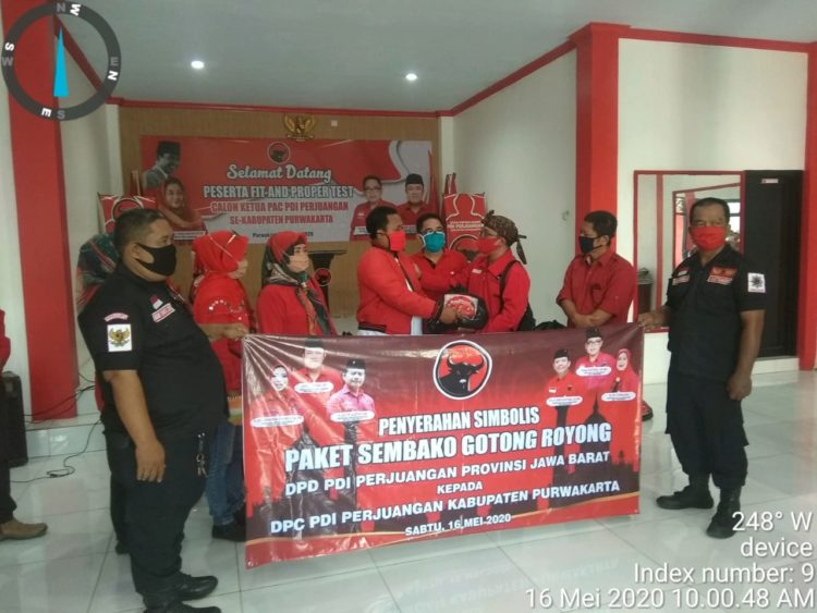 Ketua PDI-P Purwakarta H.Sutisna SH.MH Bagikan Secara Simbolis Paket Sembako Kepada Pengurus DPC Dan Ranting Purwakarta