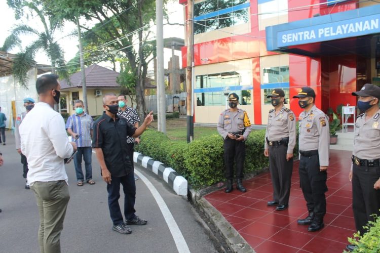 Wakapolda Sumsel Beserta Jajarannya Melakukan Pengecekan Mapolda Sumsel Dan Membagikan Nasi Kotak