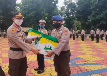 Menjelang Hari Raya Idul Fitri 1441 H AKBP Indra Setiawan Kapolres Purwakara Bagikan Paket Lebaran Kepada Personilnya