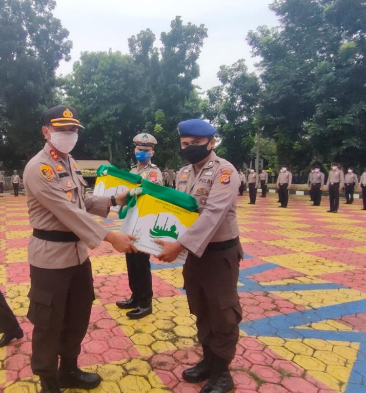 Menjelang Hari Raya Idul Fitri 1441 H AKBP Indra Setiawan Kapolres Purwakara Bagikan Paket Lebaran Kepada Personilnya