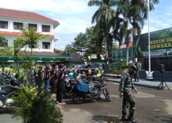 Bersinergi Kodim 0619, Polres Berikut Polsek Purwakarta, Ormas GIBAS Dan LSM GMBI Gelar Tebar Kepedulian Bagikan Sembako Kepada Masyarakat 