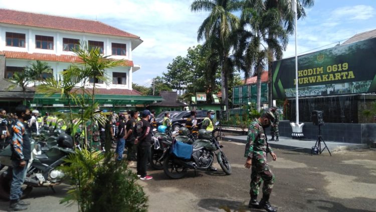 Bersinergi Kodim 0619, Polres Berikut Polsek Purwakarta, Ormas GIBAS Dan LSM GMBI Gelar Tebar Kepedulian Bagikan Sembako Kepada Masyarakat 