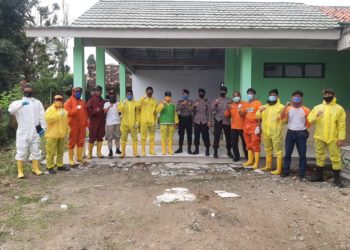 Guna Meminimalisir Penyebaran Virus Corona, Den Gegana Brimob Banten Lakukan Penyemprotan Disinfektan Ke Fasitas Publik