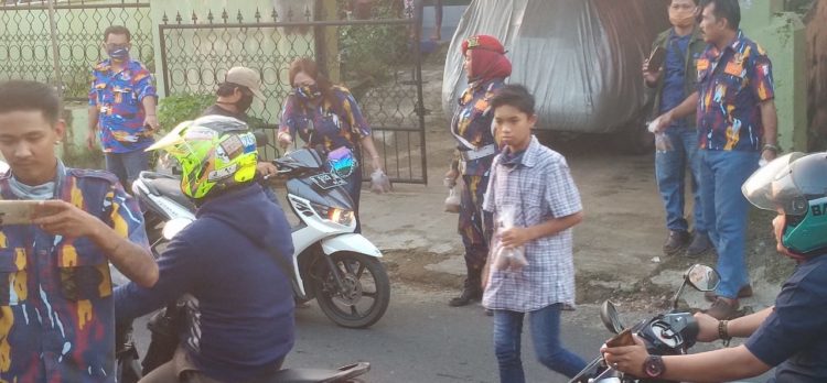 DI AKHIR BULAN SUCI RAMADHAN LSM LASKAR NKRI PURWAKARTA MEMBAGI – BAGIKAN TAKJIL