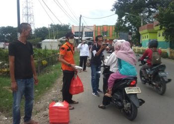 Berbagi Berkah, Tim Relawan Berkarya DPD II Kabupaten Tangerang Bagikan Takjil