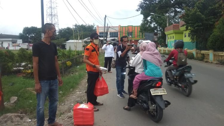 Berbagi Berkah, Tim Relawan Berkarya DPD II Kabupaten Tangerang Bagikan Takjil
