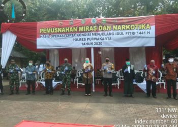 Mendekati Bulan Suci Idul Fitri 1441 H Polres Purwakarta Musnahkan Ribuan Botol Miras dan Obat-obat Hasil Operasi Selama Bulan Suci Ramadhan