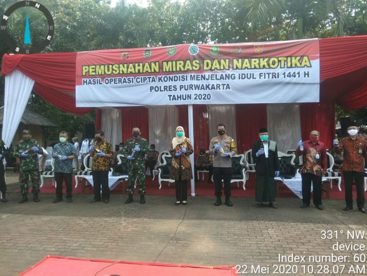 Mendekati Bulan Suci Idul Fitri 1441 H Polres Purwakarta Musnahkan Ribuan Botol Miras dan Obat-obat Hasil Operasi Selama Bulan Suci Ramadhan