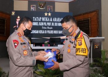 Kunjungi Polres Muba, Kapolda Sumsel Berikan Penghargaan, APD Dan Vitamin Kepada Personelnya