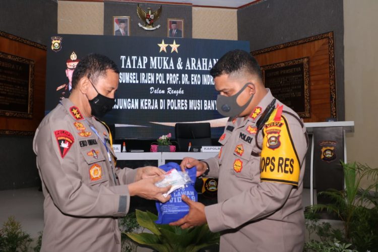 Kunjungi Polres Muba, Kapolda Sumsel Berikan Penghargaan, APD Dan Vitamin Kepada Personelnya