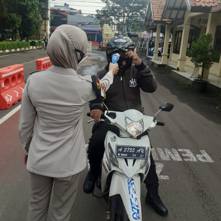 Guna Cegak Covid-19 Meskipun Di Momen Lebaran, Polres Serang Kota Tetap Lakukan Cek Suhu Tubuh 
