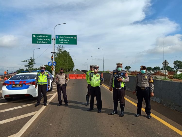 Mengantisipasi Arus Balik Lebaran Dalam Pendemi Covid -19 Polres Purwakarta Lakukan Peyekatan Di Ruas Tol