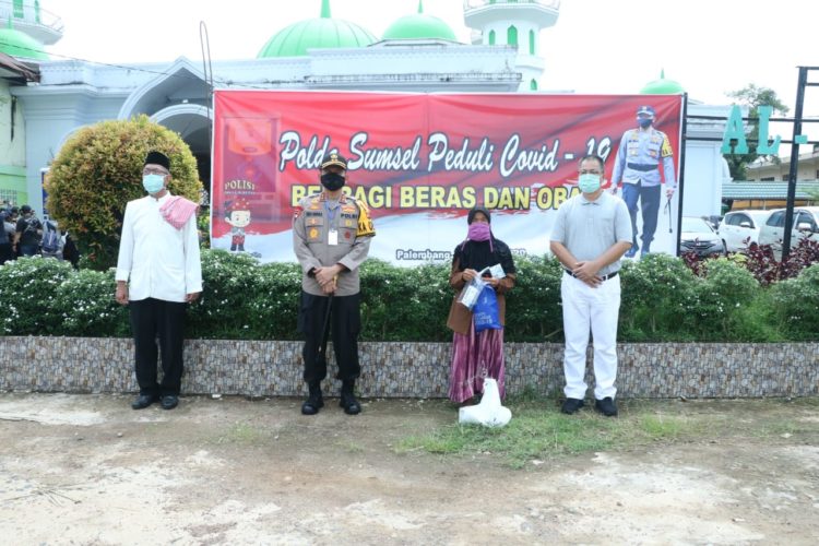 Kapolda Sum-Sel Beserta Personilnya Melaksanakan Kegiatan Peduli Covid-19 Bertempat Dipondok Pesantren AL-Amalul Khair Di Ilir Barat Satu Palembang