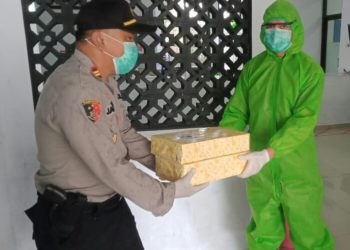 Polres Purwakarta Terus Bergerak Bersama Jajaran Polsek Kiarapedes Memberikan Bantuan Tambahaan Gizi Kepada Tenaga Medis Puskesmas