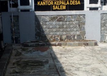 DIDUGA PEMBAGIAN BANSOS TIDAK TEPAT SASARAN, PULUHAN WARGA KP. SALEM MENJERIT KETIDAK TERBUKAAN JELAS DISINIH