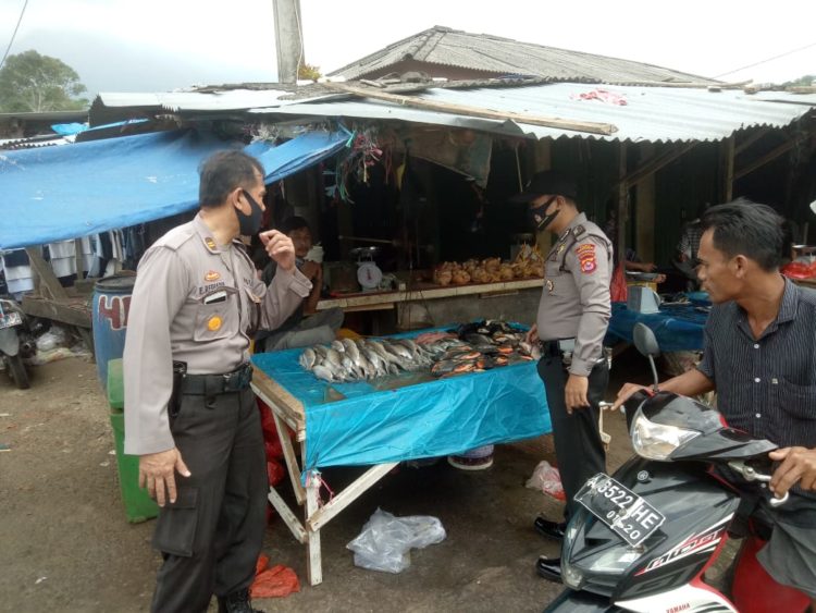 Ditengah Pandemi Covid-19, Polsek Ciomas Lakukan Patroli Datangin Pasar Dan Berikan Himbauan