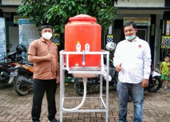 Ketua Projo ASEP BURHANA Bagikan Wastafel Portable Dan Torn Ke SMP 1 PURWAKARTA Dan SD 1 NAGRI KIDUL