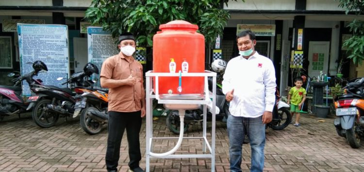Ketua Projo ASEP BURHANA Bagikan Wastafel Portable Dan Torn Ke SMP 1 PURWAKARTA Dan SD 1 NAGRI KIDUL