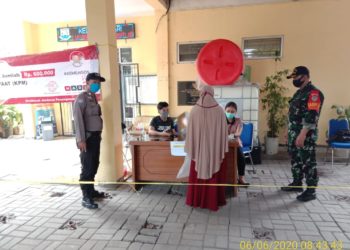 Polri Berserta TNI Amankan Kegiatan Penyaluran Bansos Dari Pemerintah Kepada Warga Terdampak Covid-19