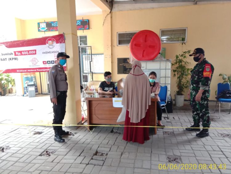 Polri Berserta TNI Amankan Kegiatan Penyaluran Bansos Dari Pemerintah Kepada Warga Terdampak Covid-19