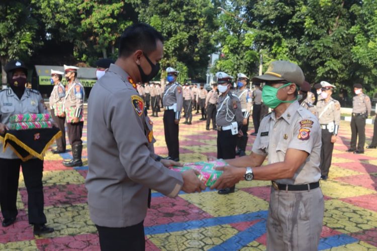 Wujud Perhatian Kapolres Purwakarta, Hadiahi Personel yang Ulang Tahun di Bulan Juni