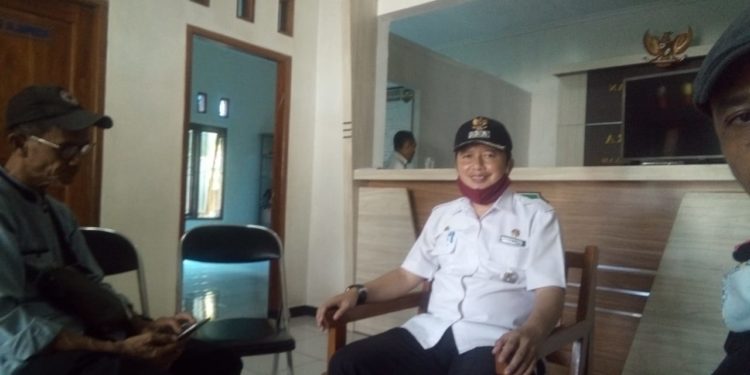 Bantuan Sosial Tunai Kemensos Di Desa Garuda Dan 6 Desa Lainnya Berjalan Dengan Baik Di Saksikan Oleh Camat Pondok Salam 