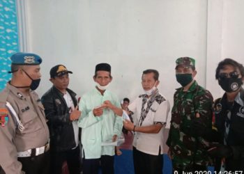 Bantuan Kemensos Di Desa Salam Mulya Kecamatan Pondok Salam Hari Ini Didistribusikan Dan Dihadiri Oleh Sekcam Hendy Hendarlin