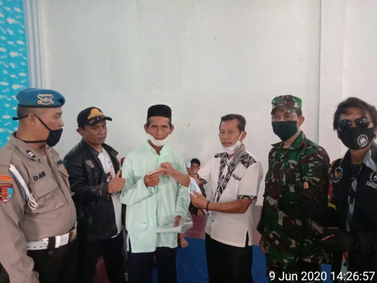 Bantuan Kemensos Di Desa Salam Mulya Kecamatan Pondok Salam Hari Ini Didistribusikan Dan Dihadiri Oleh Sekcam Hendy Hendarlin