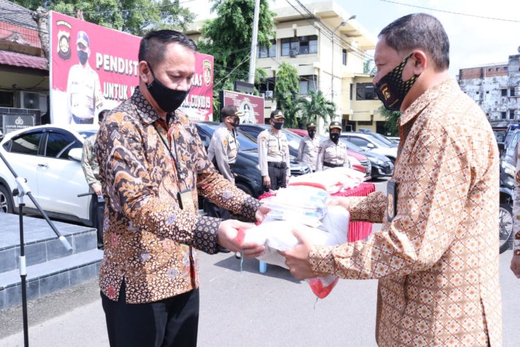 Kapolda Diwakili Dirkrimsus Polda Sumsel Melepas Distribusian Beras Di Lapangan Mapolda
