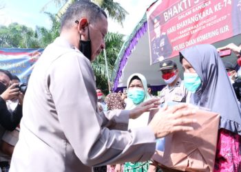 Dalam rangka Hut Bhayangkara Ke 74 Kapolda Sumsel Melaksanakan Bakti Sosial Di Pematang Panggang Kecamatan Mesuji Oki Sumsel