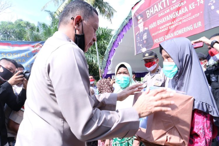 Dalam rangka Hut Bhayangkara Ke 74 Kapolda Sumsel Melaksanakan Bakti Sosial Di Pematang Panggang Kecamatan Mesuji Oki Sumsel