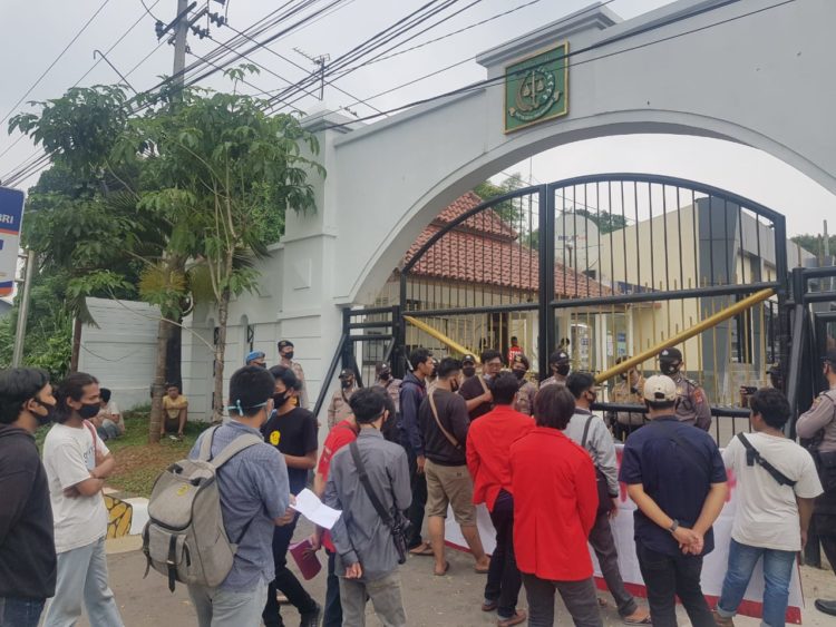 Jajaran Polres Serang Kota Lakukan Pengamanan Unras GMPB Di Gedung DPRD Banten