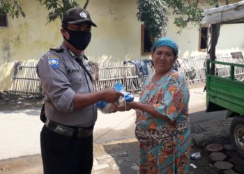 Dalam Rangka Hari Bhayangkara Ke-74 Polsek Kasemen Bagikan Sembako Kepada Masyarakat Kurang Mampu 