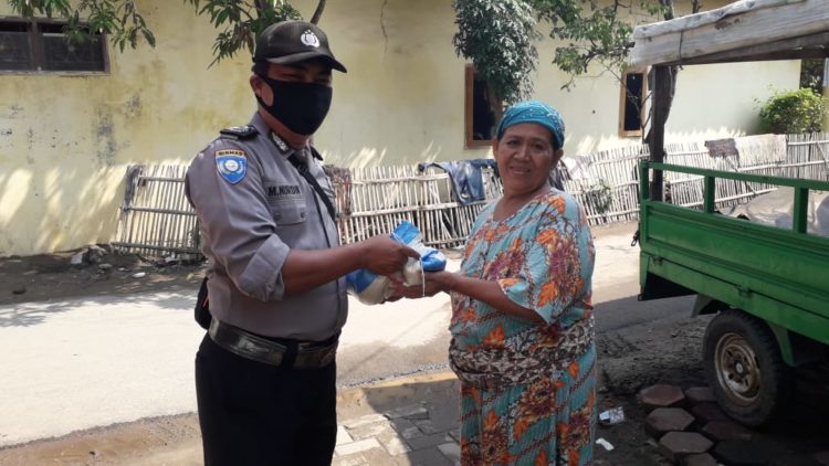Dalam Rangka Hari Bhayangkara Ke-74 Polsek Kasemen Bagikan Sembako Kepada Masyarakat Kurang Mampu 