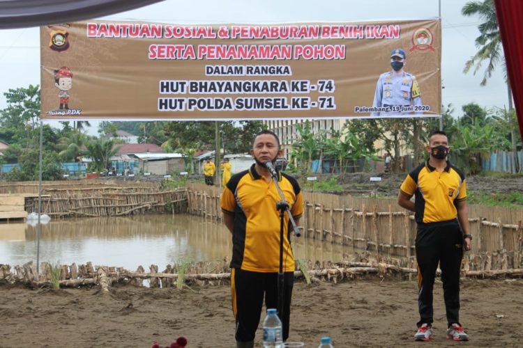 Kapolda Sumsel Berserta Jajaran Mengadakan Kegiatan Tali Asih Dan Bakti Sosial Penaburan Benih Ikan Dan Penanaman Pohon