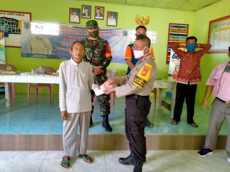 PJ Kakam Tanjung Sari Kembali Salurkan BLT-DD Tahap Kedua